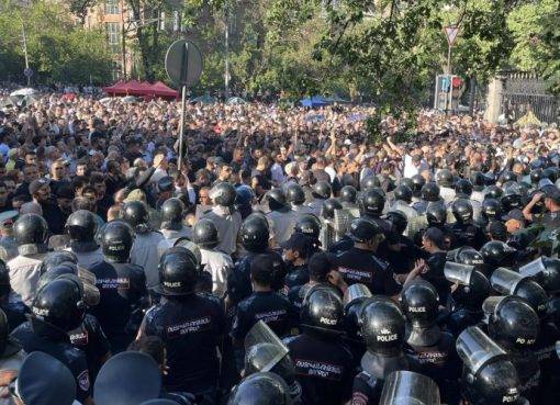 Ոստիկաններն ու ցուցարարները բողոքի ակցիայի ժամանակ՝ Երեւանի Դեմիրճյան-Բաղրամյան խաչմերուկում, 12 հունիսի, 2024